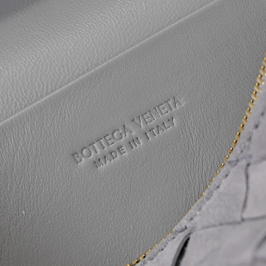 #BV’s new Vanity Case suede cosmetic bag🎈 is a super practical and stylish cosmetic bag [Fireworks], using the brand’s most classic cowhide weaving, with two-way zipper opening and closing, the overall style is retro and elegant, the top handle can be adjusted at will, the shoulder strap can be adjusted at will, the hand-held elegant temperament, cross-body casual and casual, unlocking various concave shape scenes🎬 Model: 9109 Size: 22x12.5x5 P1360